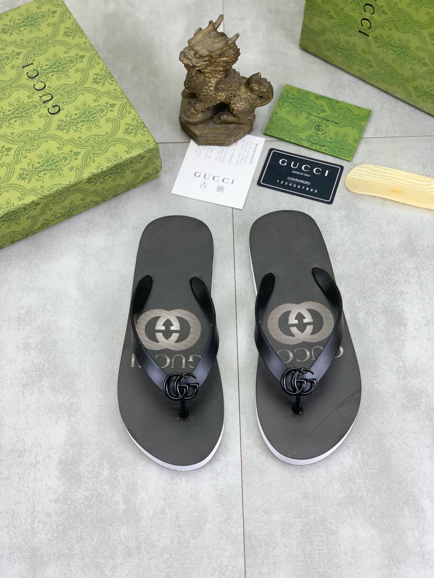 Men's men's shoes 💰P220💰【New style】🆘【GUCCI】Official website's popular Gucci adult couple 🧑‍🤝‍🧑 style, children's flip-flops are on sale at the counter simultaneously! Original fabric imported from Italy. Original bottom provided by the original factory. Size: Adult 36-45. Children’s size: 30-37. Multiple colors available.